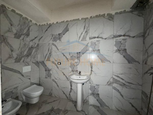 Tirane, shitet apartament 2+1+Ballkon Kati 8, 153 m² 174.500 € (UNAZA E RE)