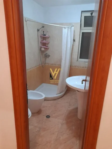 Tirane, jepet me qera apartament 2+1+Ballkon Kati 4, 94 m² 800 € (MYSLYM SHYRI)