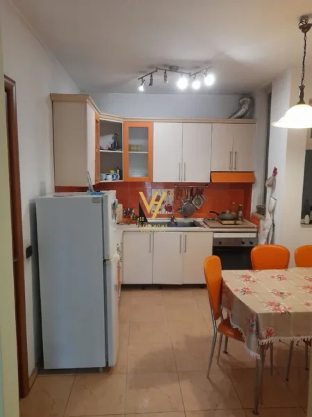 Tirane, jepet me qera apartament 2+1+Ballkon Kati 4, 94 m² 800 € (MYSLYM SHYRI)