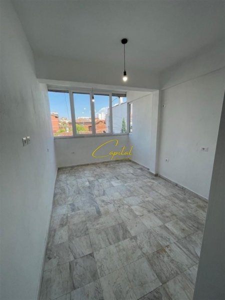 Tirane, jepet me qera zyre Kati 0, 90 m² 800 € (PAZARI I RI)