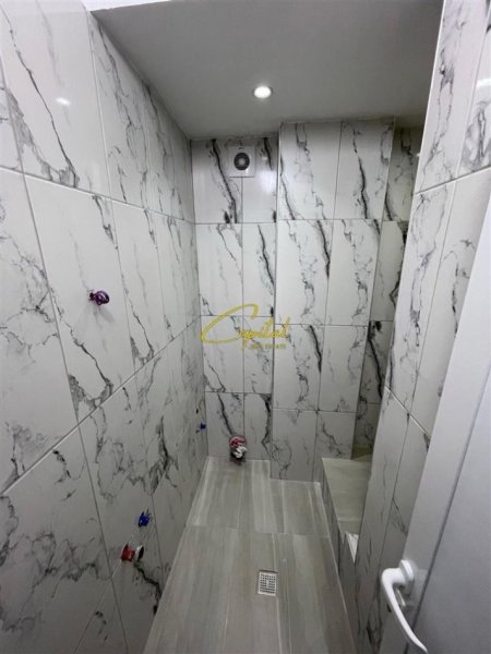 Tirane, jepet me qera zyre Kati 0, 90 m² 800 € (PAZARI I RI)