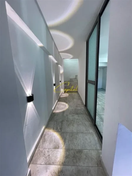 Tirane, jepet me qera zyre Kati 0, 90 m² 800 € (PAZARI I RI)