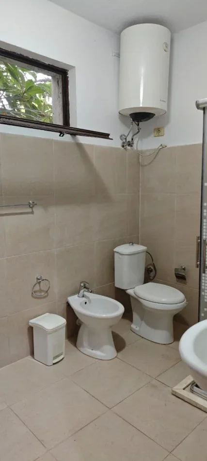 Tirane, jepet me qera Vile 2+1 Kati 1, 100 m² 400 € (Ali Demi)