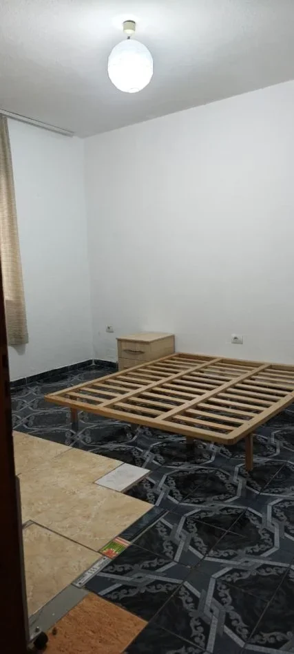 Tirane, jepet me qera Vile 2+1 Kati 1, 100 m² 400 € (Ali Demi)