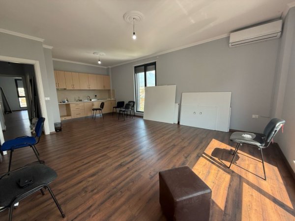 Tirane, jepet me qera apartament 3+1+Ballkon Kati 7, 137 m² 700 € (PORCELAN)