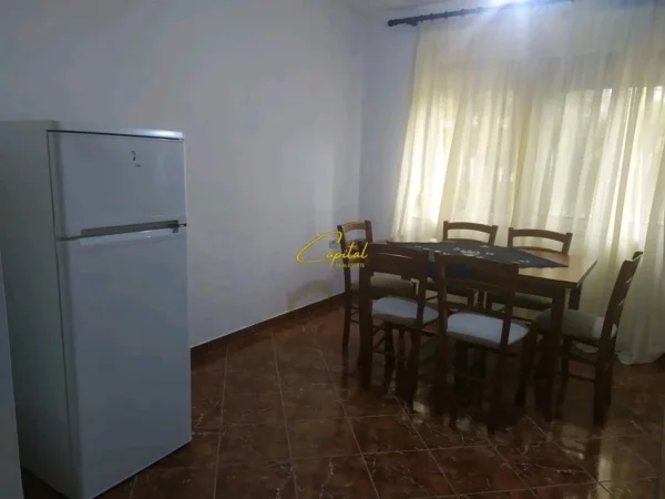 Tirane, jepet me qera apartament 2+1 Kati 4, 75 m² 550 € (ISH BLLOKU)