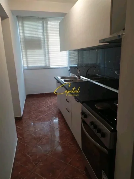 Tirane, jepet me qera apartament 2+1 Kati 4, 75 m² 550 € (ISH BLLOKU)
