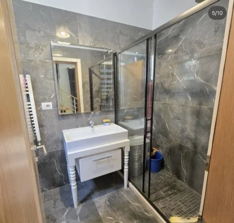 Tirane, jepet me qera apartament duplex 4+1+Ballkon Kati 2, 240 m² 1.000 € (JORDAN MISJA)