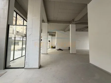 Tirane, jepet me qera ambjent biznesi Kati 0, 418 m² 5.000 € 