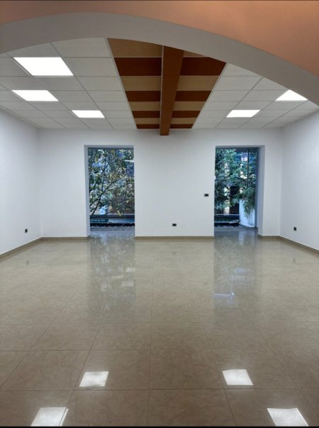 Tirane, jepet me qera zyre Kati 2, 100 m² 1.000 € (BLLOK)