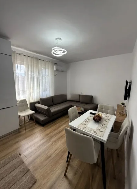Tirane, jepet me qera apartament 1+1 Kati 3, 50 m² 700 € (PRANE SHESHIT SKENDERBEJ)