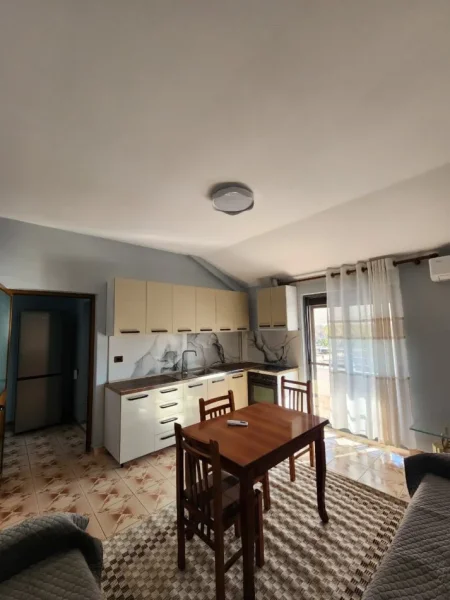 Tirane, jepet me qera Vile 2+1 Kati 4, 90 m² 450 € (Laprake)