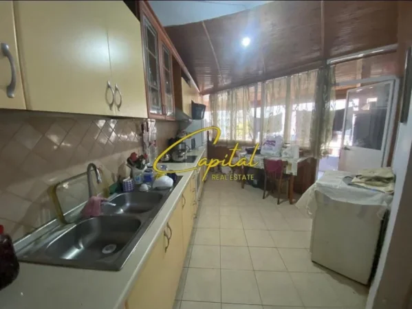 Tirane, shitet apartament 2+1 Kati 1, 83 m² 200.000 € (KOMUNA E PARISIT)