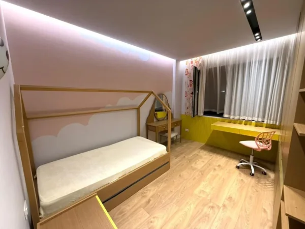 Tirane, jepet me qera apartament 2+1+Aneks+Ballkon Kati 4, 1.200 € (Liqeni thate)Te Radissoni