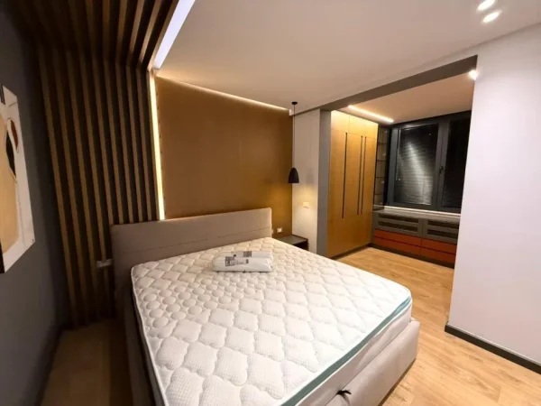Tirane, jepet me qera apartament 2+1+Aneks+Ballkon Kati 4, 1.200 € (Liqeni thate)Te Radissoni