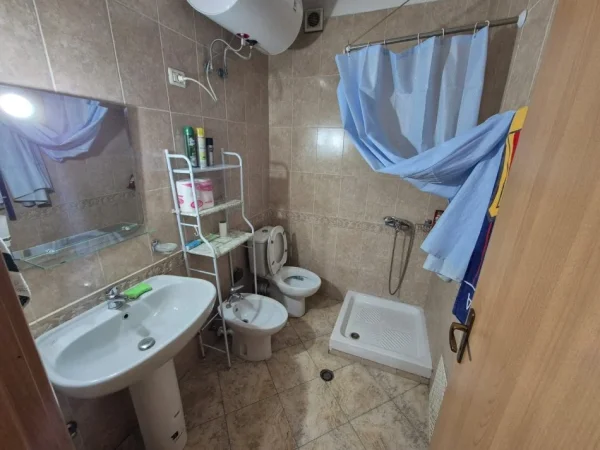 Tirane, jepet me qera apartament 2+1+Ballkon Kati 4, 130 m² 700 € (21 Djetori)