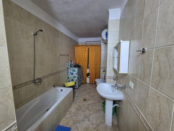 Tirane, jepet me qera apartament 2+1+Ballkon Kati 4, 130 m² 700 € (21 Djetori)