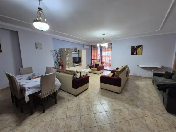 Tirane, jepet me qera apartament 2+1+Ballkon Kati 4, 130 m² 700 € (21 Djetori)