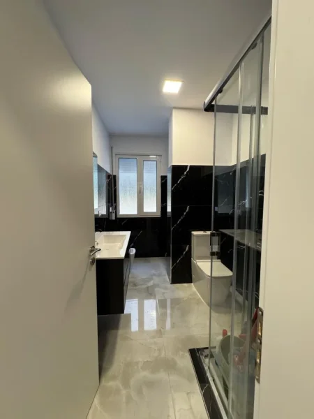 Tirane, jepet me qera apartament 2+1+Ballkon Kati 1, 1.125 m² 800 € (RRUGA E KROIT)