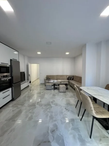 Tirane, jepet me qera apartament 2+1+Ballkon Kati 1, 1.125 m² 800 € (RRUGA E KROIT)