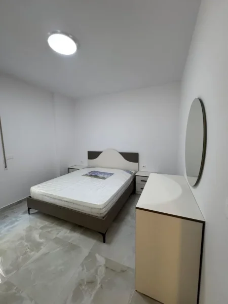 Tirane, jepet me qera apartament 2+1+Ballkon Kati 1, 1.125 m² 800 € (RRUGA E KROIT)