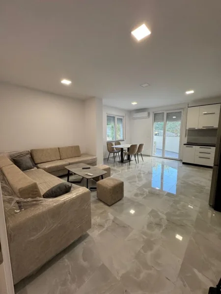 Tirane, jepet me qera apartament 2+1+Ballkon Kati 1, 1.125 m² 800 € (RRUGA E KROIT)