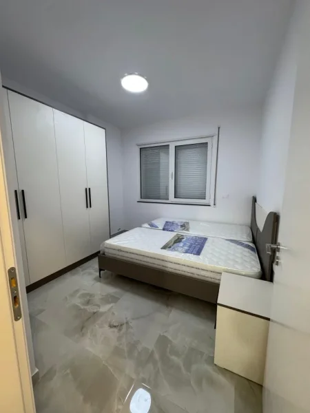 Tirane, jepet me qera apartament 2+1+Ballkon Kati 1, 1.125 m² 800 € (RRUGA E KROIT)