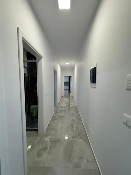 Tirane, jepet me qera apartament 2+1+Ballkon Kati 1, 1.125 m² 800 € (RRUGA E KROIT)
