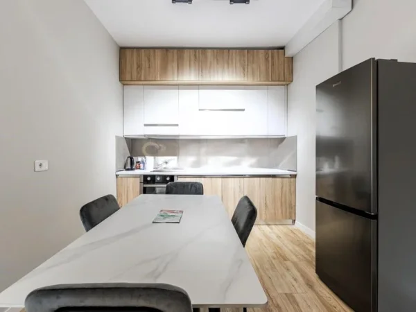 Tirane, jepet me qera apartament 1+1 Kati 3, 80 m² 1.200 € (rruga e kavajes)