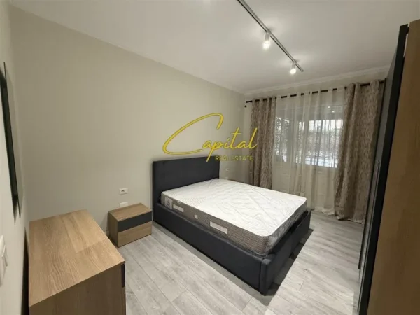Tirane, jepet me qera apartament 2+1 Kati 1, 80 m² 850 € (ISH BLLOKU)