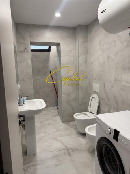 Tirane, jepet me qera apartament 2+1 Kati 1, 80 m² 850 € (ISH BLLOKU)