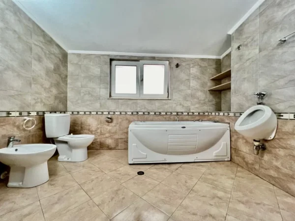 Tirane, jepet me qera apartament+verande | Penthouse 4+1+Aneks+Ballkon Kati 6, 360 m² 1.600 € (Neom128664)