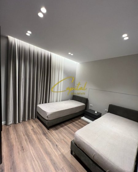 Tirane, jepet me qera apartament 2+1 Kati 7, 82 m² 700 € (ISH FUSHA AVIACIONIT)