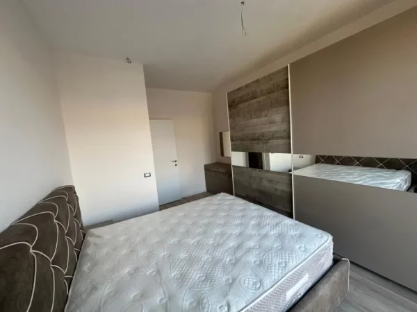 Tirane, jepet me qera 1+1+Ballkon Kati 8, 65 m² 370 €
