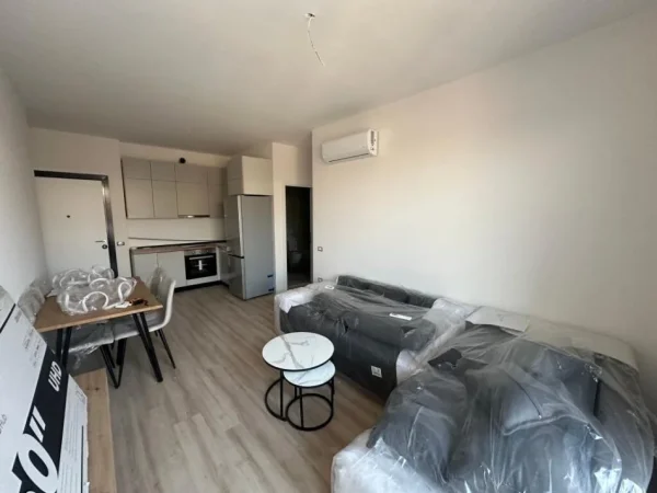 Tirane, jepet me qera 1+1+Ballkon Kati 8, 65 m² 370 €