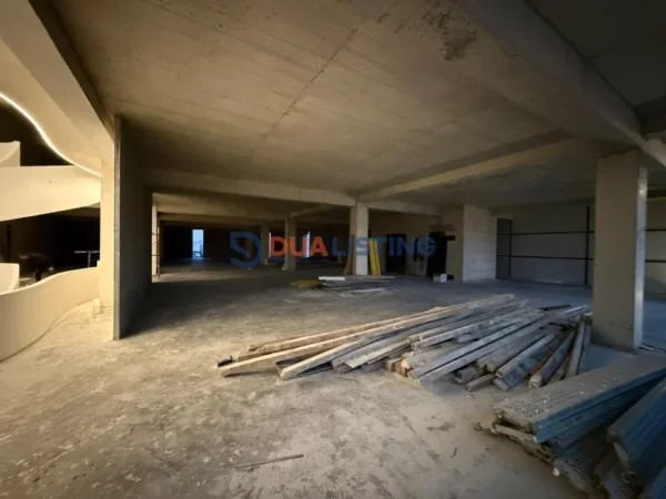 Tirane, jap me qera ambjent biznesi Kati 0, 1.000 m² (Prane CASA ITALIA)