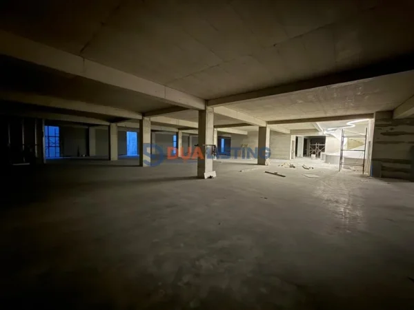 Tirane, jap me qera ambjent biznesi Kati 0, 1.000 m² (Prane CASA ITALIA)