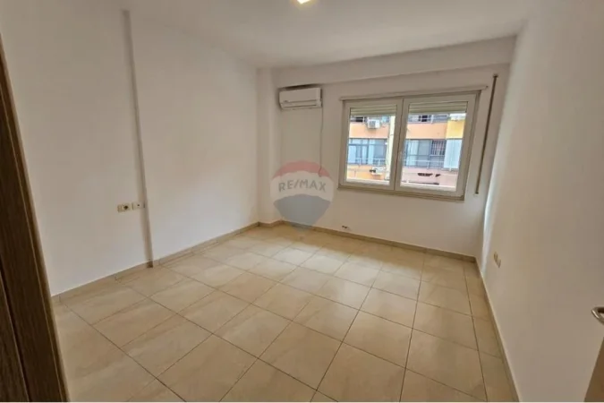 Tirane, jepet me qera ambjent biznesi Kati 2, 107 m² 1.000 € (atsh)