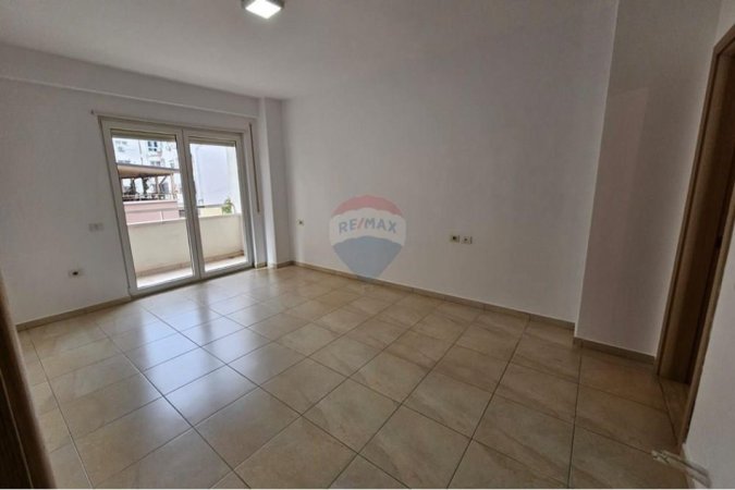 Tirane, jepet me qera ambjent biznesi Kati 2, 107 m² 1.000 € (atsh)