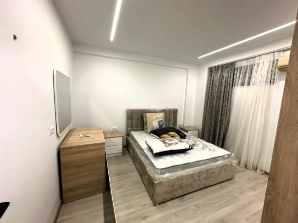 Tirane, jepet me qera apartament 1+1 Kati 1, 60 m² 700 € (bulevard zogu 1)
