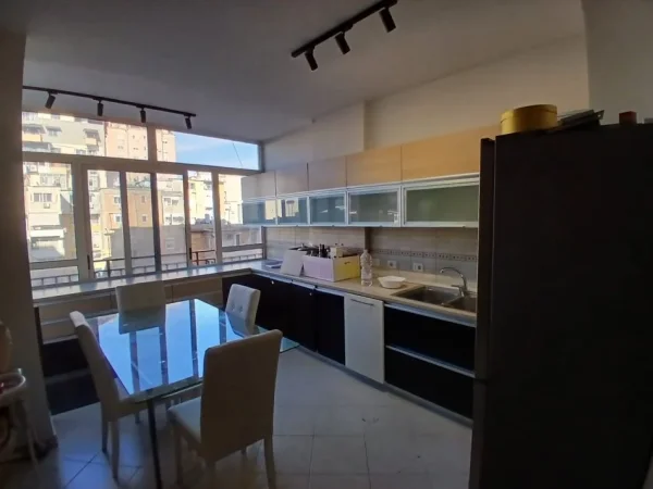 Tirane, jepet me qera apartament 2+1 Kati 2, 114 m² 900 € (Liqeni i Thate)