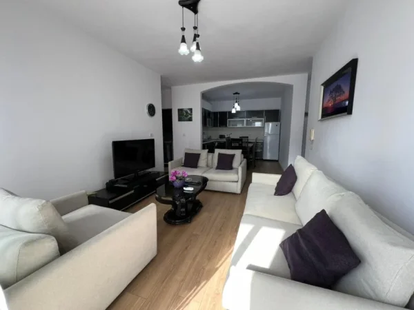Tirane, jepet me qera apartament 2+1 Kati 3, 100 m² 850 € (Blloku)