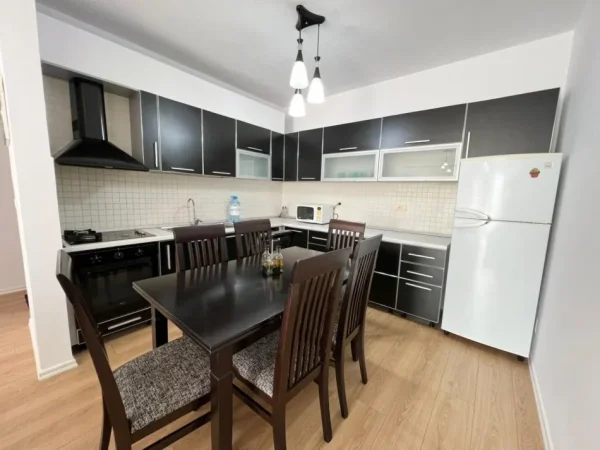 Tirane, jepet me qera apartament 2+1 Kati 3, 100 m² 850 € (Blloku)