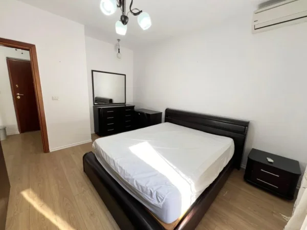 Tirane, jepet me qera apartament 2+1 Kati 3, 100 m² 850 € (Blloku)