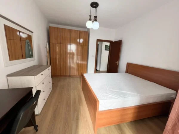 Tirane, jepet me qera apartament 2+1 Kati 3, 100 m² 850 € (Blloku)