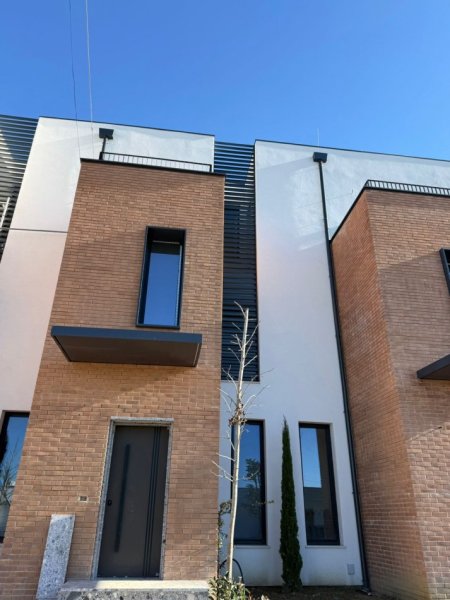 Tirane, shitet Vile 3 Katshe , 223 m² 657.739 € (pranë TEG)