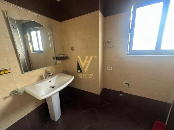 Tirane, jepet me qera ambjent biznesi Kati 2, 117 m² 700 € (ASTIR)