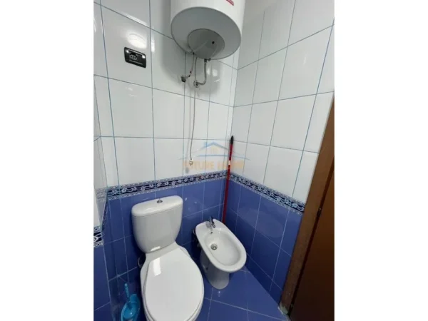Tirane, jepet me qera apartament 1+1+Ballkon Kati 6, 65 m² 700 € (BLLOK)