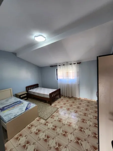 Tirane, jepet me qera Vile 2+1 Kati 4, 80 m² 450 € (Laprake)