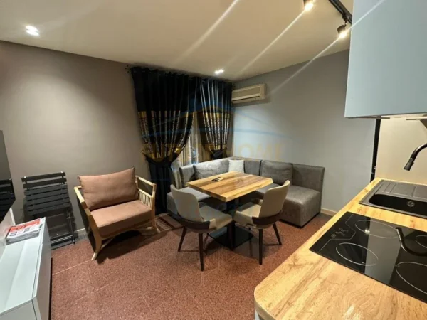 Tirane, jepet me qera apartament 1+1 Kati 1, 58 m² 700 € (shallvaret)